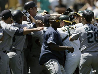 070708_mariners_fight.jpg
